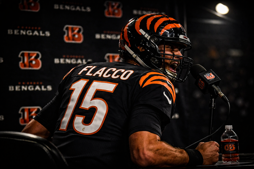 Joe Flacco en conférence de presse avec le maillot des Cincinnati Bengals en 2026